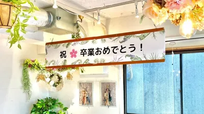 渋谷ガーデンルーム3F 店内に掲げたメッセージ入りの横断幕
