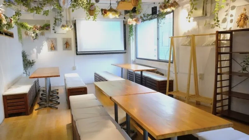 渋谷ガーデンルーム3F プロジェクターの画面がある店内（画面に推し色の映像を重ねたイメージ）