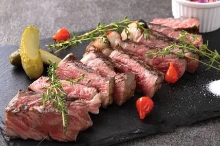 雨の日に渋谷でBBQをするなら「渋谷ガーデンルーム３F」で！当店は室内BBQですので天候関係なくお楽しみいただけます！貸切でのご利用で音響機器やマイク・プロジェクターなどが【無料】でご利用いただけます！